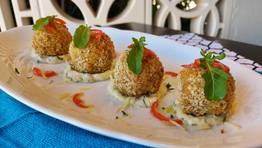 Bolinho de linguiça toscana Fricéu recheado com queijo, pronto para servir