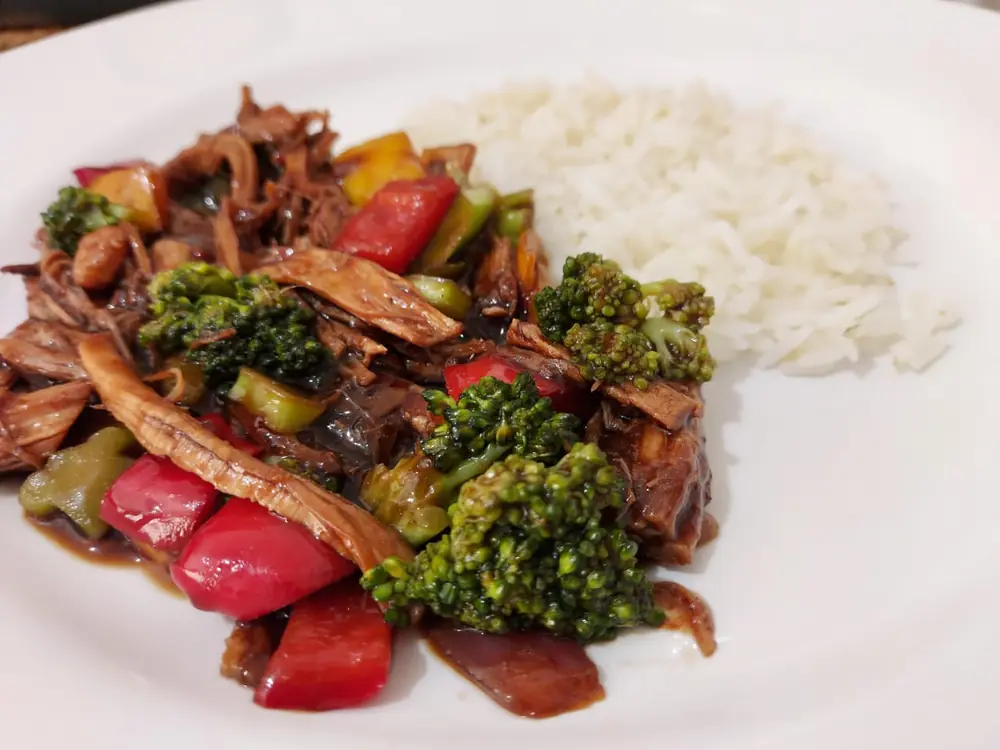 Carne suína com shoyu e legumes, pronto para servir
