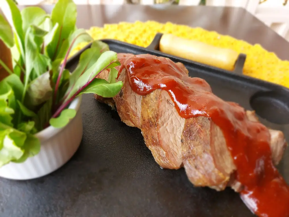 Copa temperada Fricéu com molho barbecue caseiro, pronto para servir