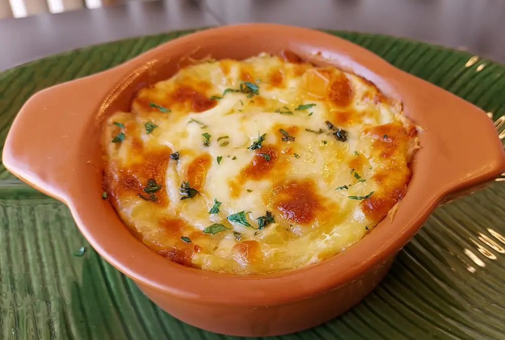 Escondidinho de mandioquinha com salame de pernil Fricéu, pronto para servir