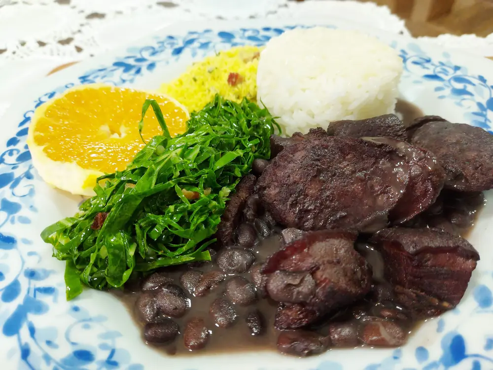 Feijoada prática com ingredientes Fricéu, pronto para servir