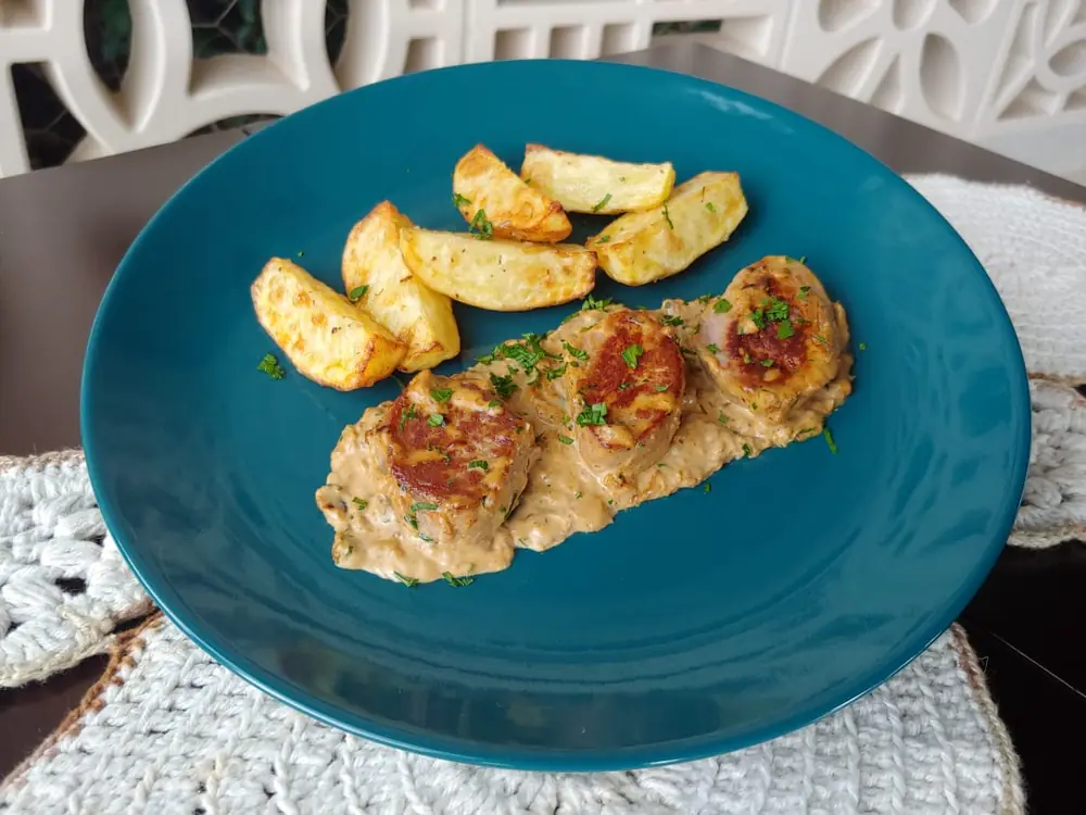 Filé mignon suíno temperado ao molho de mostarda, pronto para servir
