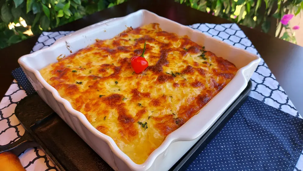 Escondidinho de mandioca com toscana picante, pronto para servir