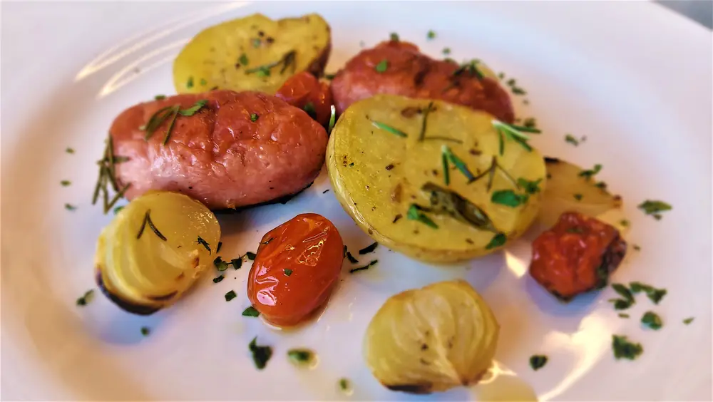 Linguiça de pernil Fricéu assada com batata, tomate e cebola, pronto para servir