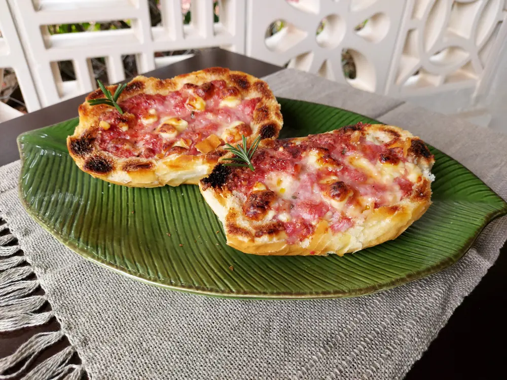 Pãoliça com linguiça Fricéu com queijo, pronto para servir