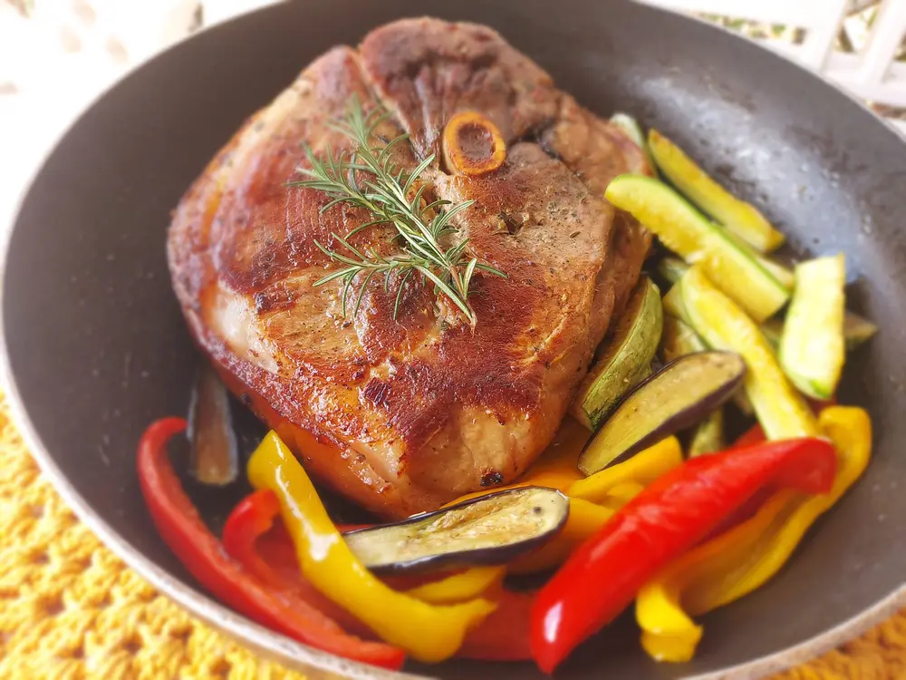 Pernil Fricéu fatiado assado, pronto para servir