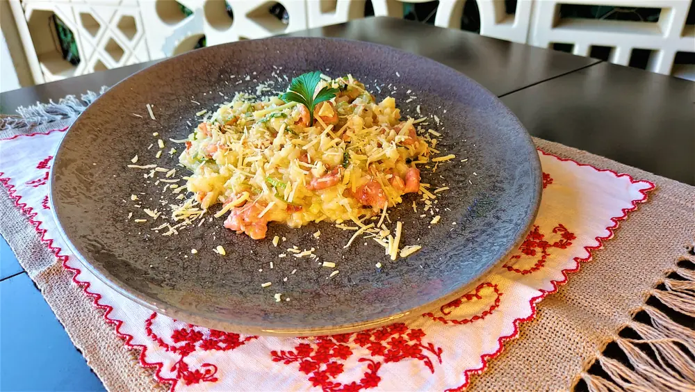 Risoto de linguiça toscana Fricéu com alho-poró, pronto para servir