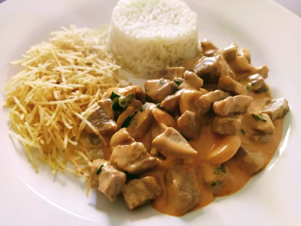 Strogonoff de filé mignon suíno temperado Fricéu, pronto para servir