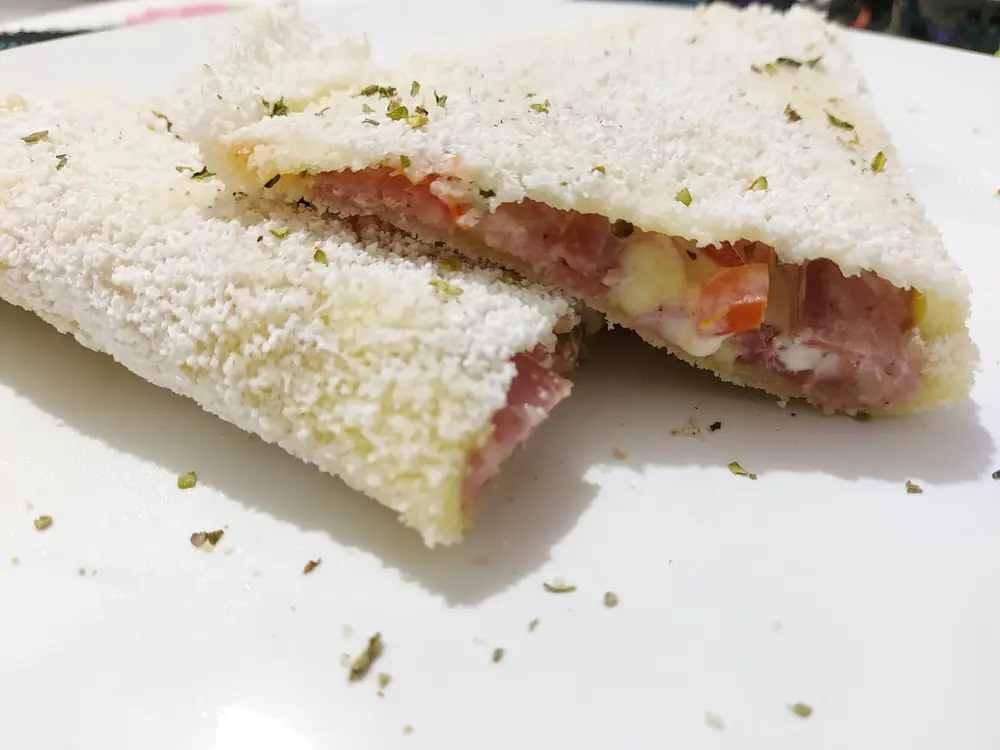 Tapioca recheada com salame de lombo, pronto para servir