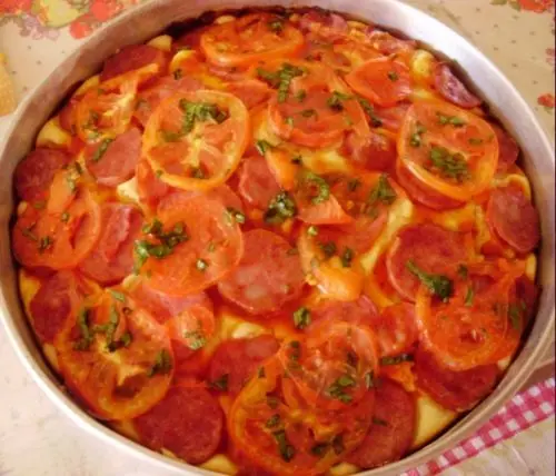 Torta de calabresa deliciosa, pronto para servir